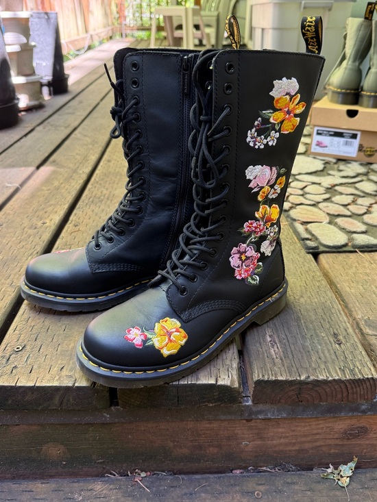 Dr. Martens Shoes - Dr. Martens 1914 Vonda II Floral Softy T UK7 US9 EUC discontinued 14-eye